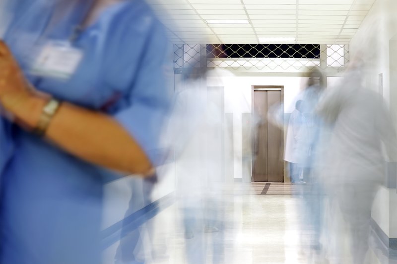 Pacient electrocutat la 22.000 de volți, salvat la Timișoara Un bărbat electrocutat la 22.000 de volți a fost salvat de medicii de la Spitalul Județean din Timișoara, anunță agenția Rador, citând Radio Timișoara