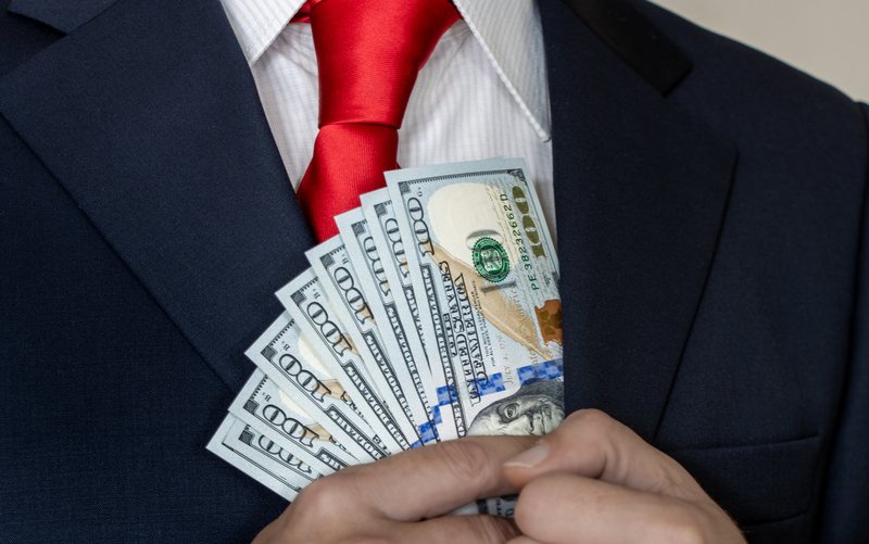 Războiul din Orientul Mijlociu zdruncină piețele financiare: obligatiunile și acțiunile, în cădere Pe fondul tensiunilor crescute din Orientul Mijlociu, care mențin prețul petrolului la un nivel ridicat, piețele financiare globale se confruntă cu o perioadă de turbulențe
