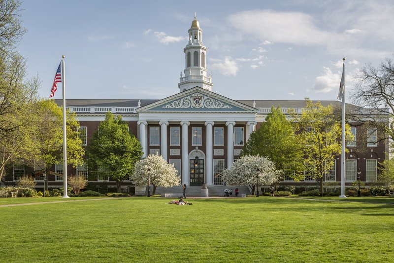 Harvard, acuzată de administrația Trump de tolerarea antisemitismului Administrația Trump a deschis un nou front în lupta sa cu instituțiile de învățământ superior americane, depunând o plângere în justiție împotriva Universității Harvard