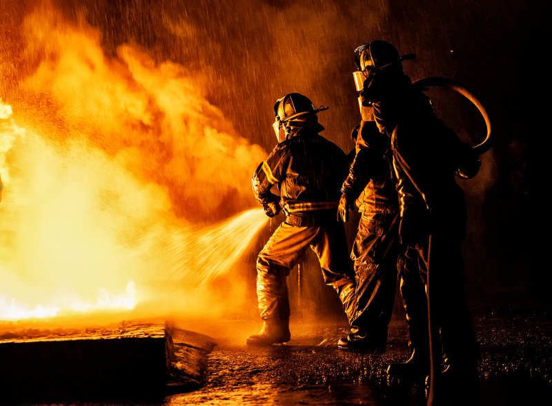 Incendiu major la o rafinărie din Texas: Locuitorii, avertizați să se adăpostească O explozie puternică a zguduit rafinăria de petrol Valero din Port Arthur, Texas, luni, declanșând un incendiu masiv și obligând autoritățile să emită un ordin de adăpostire pentru locuitorii din zonă