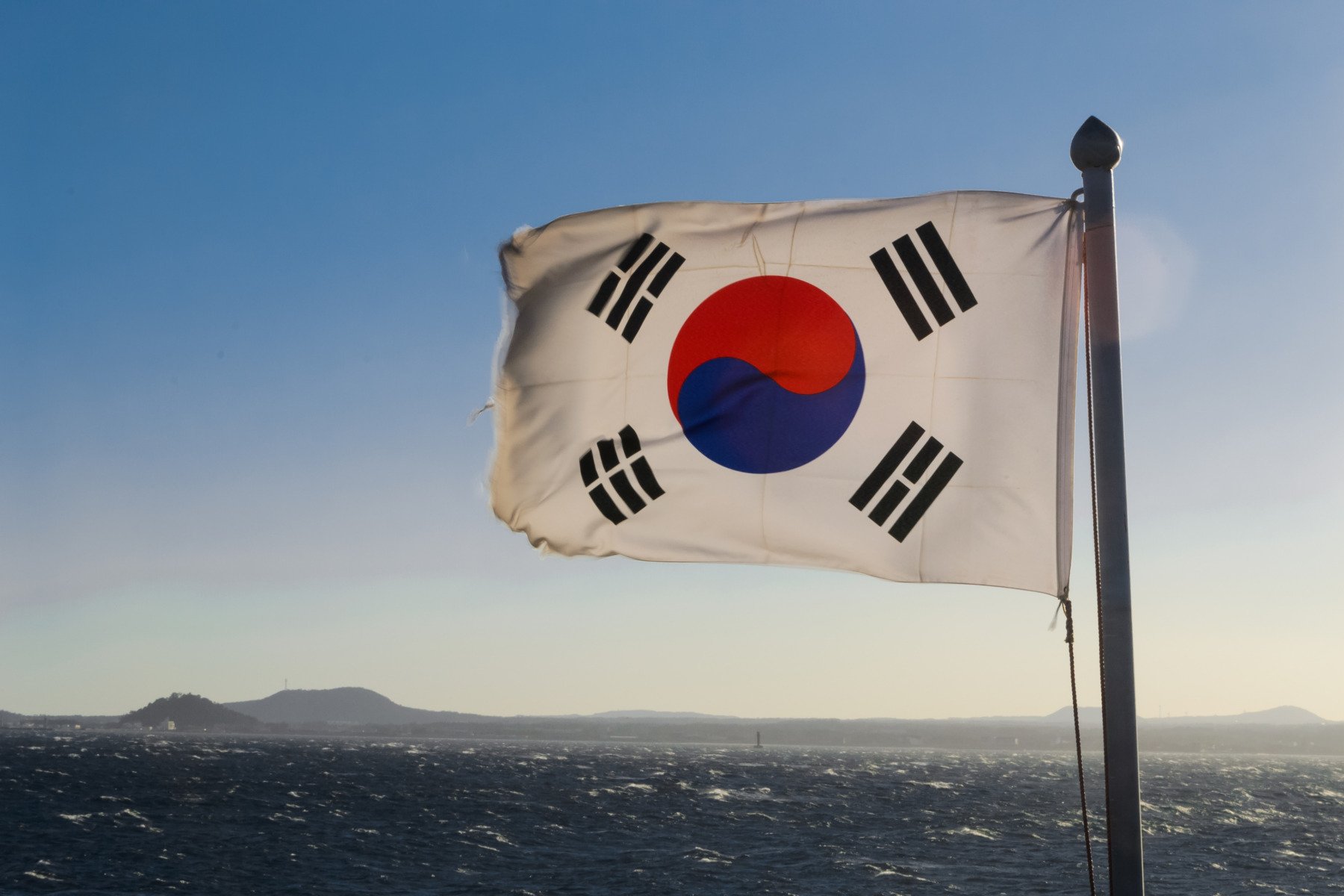 Sistemul sud-coreean Cheongung-II, testat cu succes în luptă în Emiratele Arabe Unite Sistemul de rachete de apărare aeriană Cheongung-II, dezvoltat de Coreea de Sud, a fost utilizat pentru prima dată în luptă în Emiratele Arabe Unite, dovedindu-se un competitor serios pentru sistemele similare americane și israeliene