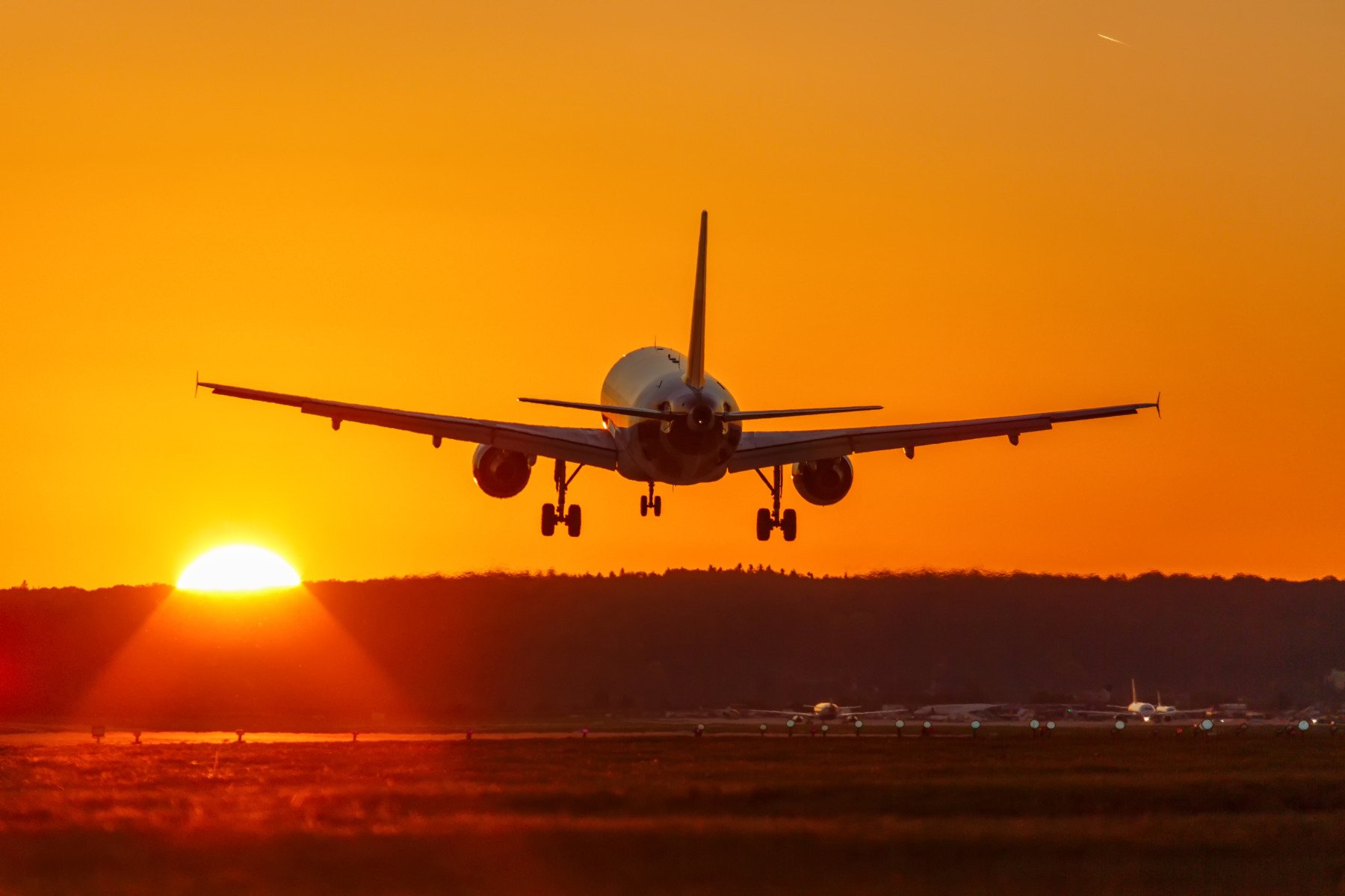 Orele la care poți găsi cele mai ieftine bilete de avion: sfatul unui expert în călătorii Un specialist în domeniul călătoriilor din Statele Unite ale Americii susține că momentul optim pentru achiziționarea biletelor de avion este noaptea, mai exact între orele 4:00 și 5:00