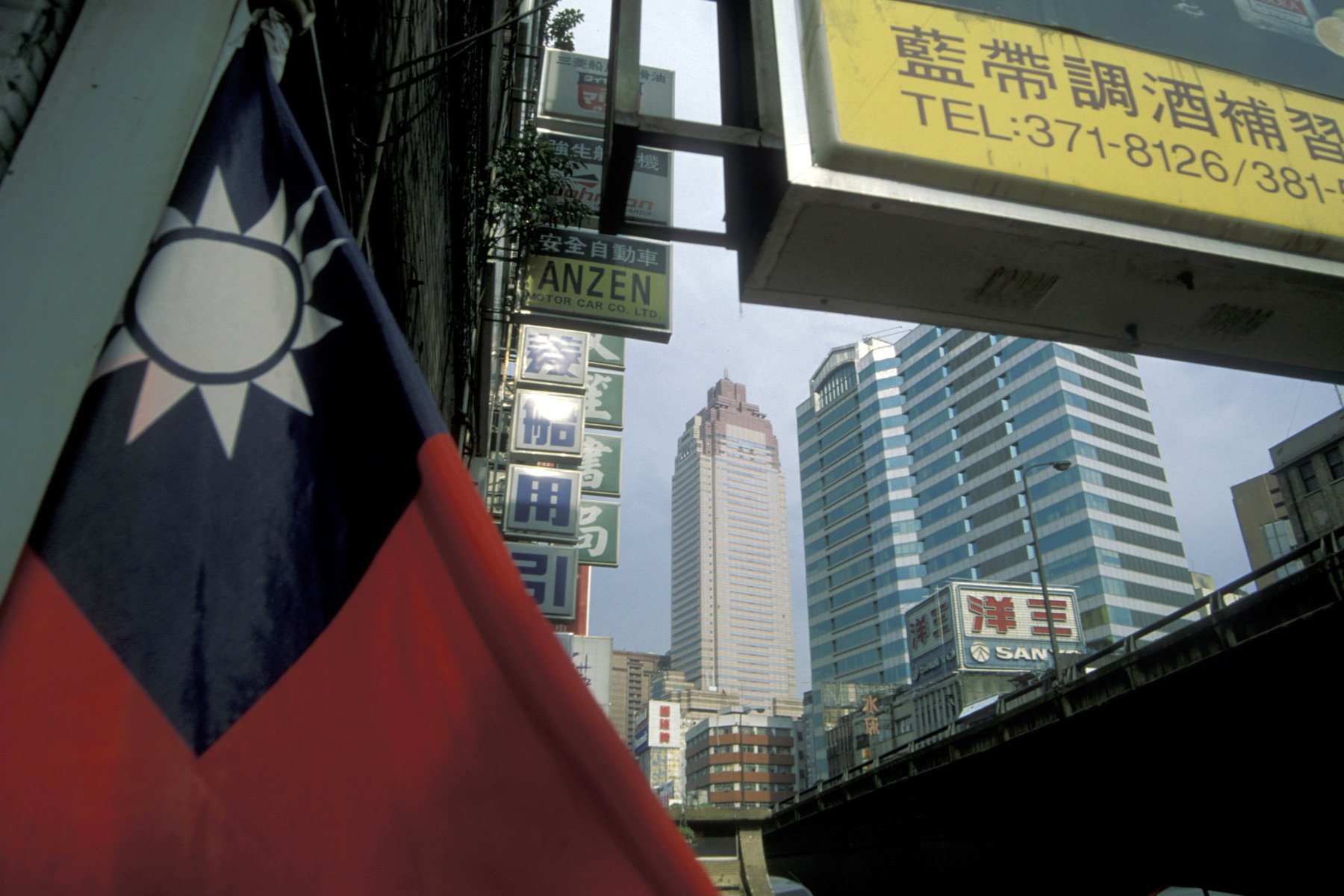 Lidera principalului partid de opoziție din Taiwan, invitată la Beijing de Xi Jinping Președintele chinez Xi Jinping a invitat-o pe Cheng Li-wun, lidera Kuomintang (KMT), principala forță de opoziție din Taiwan, să viziteze China în luna aprilie