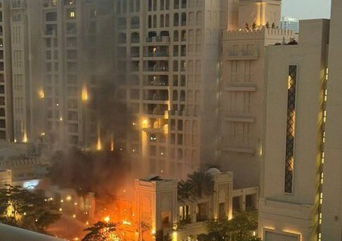 Dubai, sub asediul atacurilor: rafale de rachete și un aeroport la pământ O noapte de coșmar s-a abătut asupra Emiratelor Arabe Unite, cu atacuri repetate și intense care au zguduit din temelii ritmul relaxat al vieții în Dubai