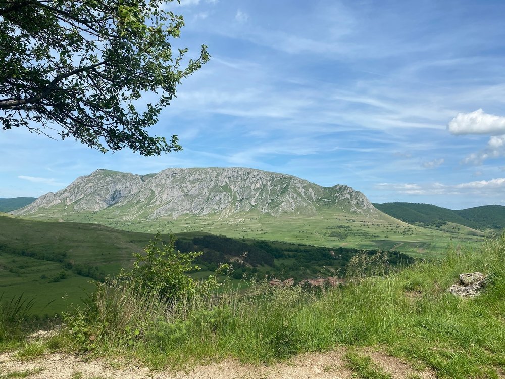 Cluj-Napoca, destinația ideală pentru iubitorii de aventură: drumeții, lacuri și experiențe locale Cluj-Napoca se dovedește a fi o bază excelentă pentru explorarea activă a Transilvaniei, oferind o combinație atractivă între viața urbană vibrantă și accesul rapid la trasee montane, lacuri și sate pitorești