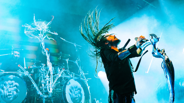 Korn reînvie pe TikTok datorită unui dans viral inspirat de Zara Larsson Într-o întorsătură surprinzătoare, dar oarecum previzibilă, a evenimentelor în universul digital, trupa de nu-metal Korn a redevenit virală, dar nu datorită unei lansări de album sau unui turneu spectaculos