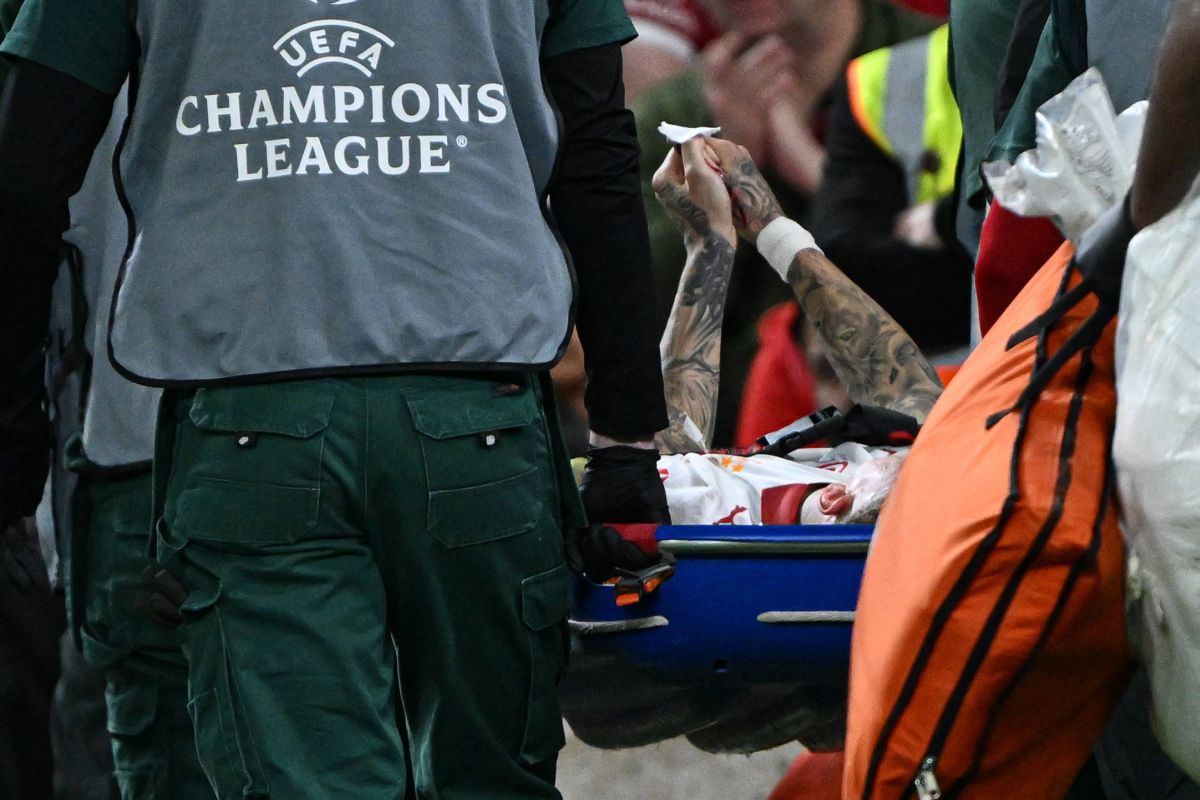 Accidentare șocantă în Liverpool – Galatasaray: Noa Lang, aproape că își pierde un deget Liverpool a învins categoric Galatasaray cu 4-0, dar meciul retur din optimile de finală ale Ligii Campionilor va rămâne în memoria colectivă mai degrabă pentru accidentarea gravă a lui Noa Lang, atacantul olandez al turcilor