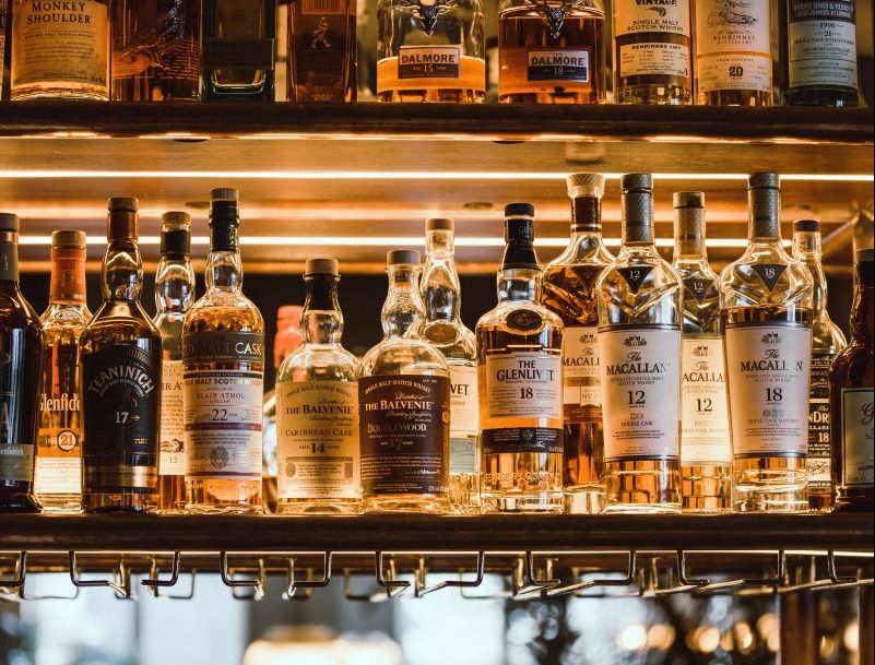 Varșovia interzice vânzarea de alcool noaptea, în încercarea de a reduce problemele legate de consum Consiliul municipal al Varșoviei a aprobat joi, aproape în unanimitate, o interdicție privind vânzarea de alcool pe timp de noapte în capitala Poloniei