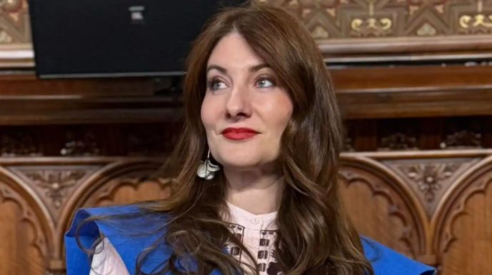 O româncă a uimit Spania cu performanța la examenul de rezidențiat Elena Bianca Ciobanu Selaru, o doctoriță de origine română, a reușit să obțină prima poziție la examenul MIR din Spania, testul național pentru accesul la rezidențiat