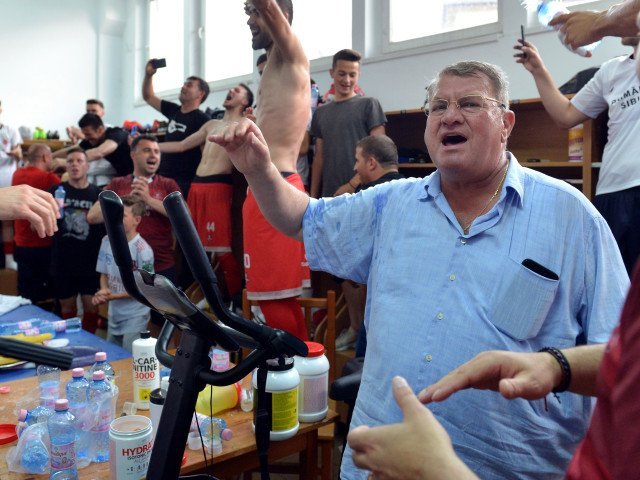 Datorii achitate și speranțe pentru play-off la CFR Cluj Echipa de fotbal CFR Cluj a evitat o posibilă sancțiune din partea autorităților, după ce a achitat datoria de 200.000 de euro pe care o avea către impresarul Cătălin Sărmășan