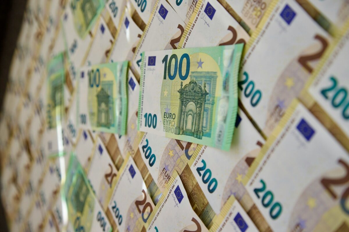 Testament anulat în Italia: O bătrână a lăsat 100.000 de euro unei îngrijitoare, dar nu se știa care Un tribunal din Reggio Emilia, Italia, a anulat testamentul unei femei în vârstă, după ce s-a constatat că era imposibil de determinat care dintre cele două îngrijitoare cu același nume trebuia să beneficieze de suma de 100.000 de euro