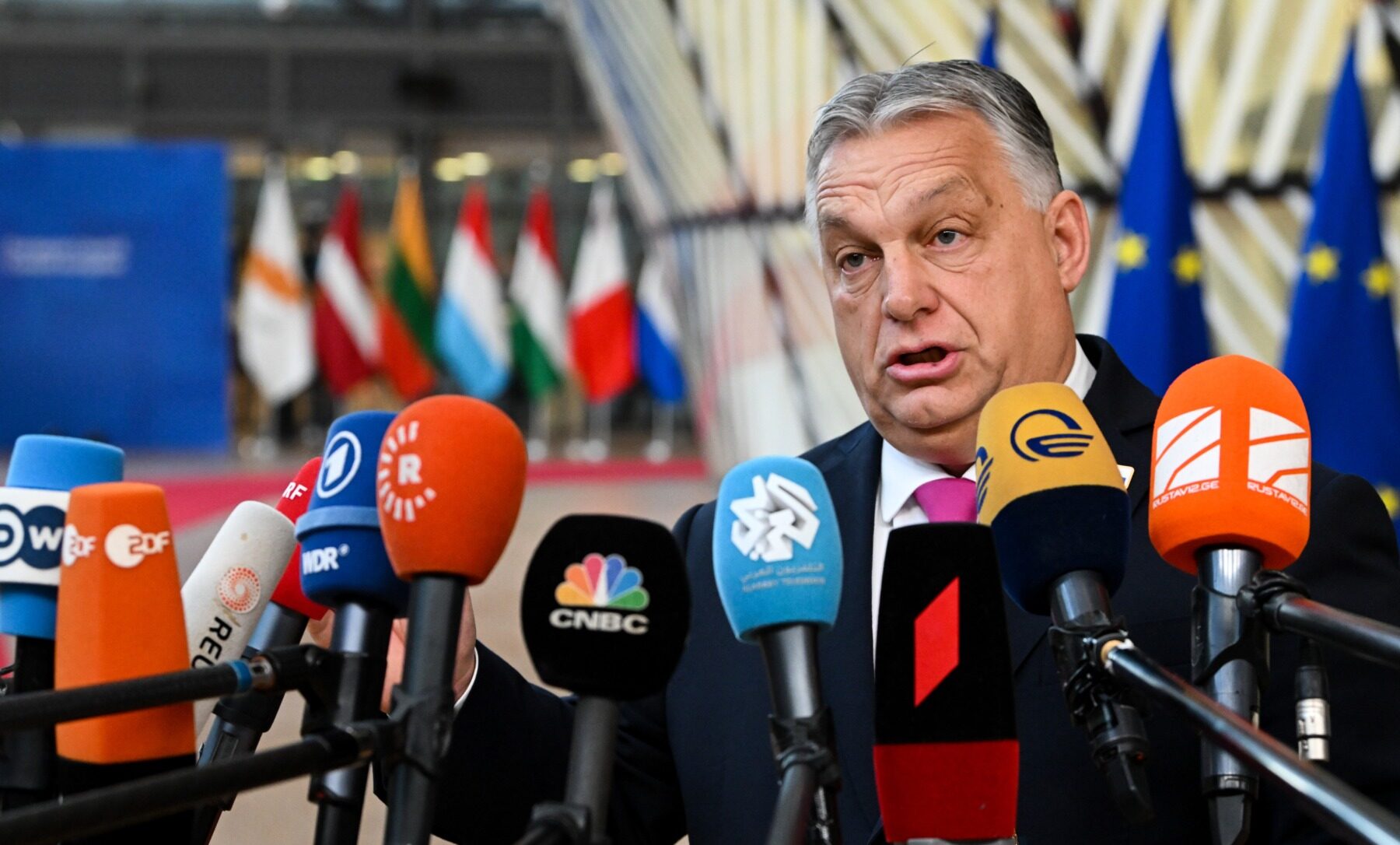 Orban blochează fondurile europene pentru Ucraina: Kievul riscă să rămână fără bani Premierul ungar Viktor Orban a refuzat, joi, să își retragă veto-ul asupra unui împrumut european de 90 de miliarde de euro destinat Ucrainei, în ciuda eforturilor liderilor Uniunii Europene de a-l convinge să schimbe decizia