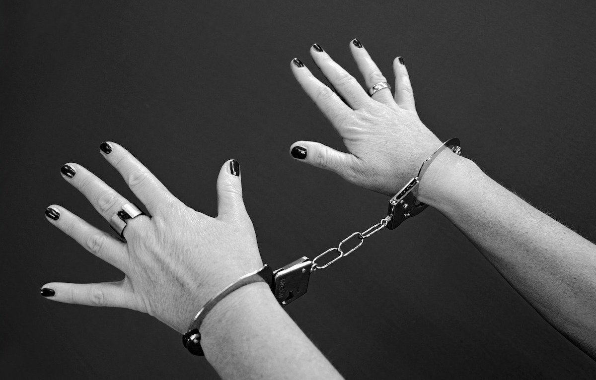 Trei femei reținute în Craiova pentru înșelăciune prin practici oculte Trei femei, cu vârste cuprinse între 29 și 71 de ani, au fost reținute de polițiștii din Craiova sub acuzația de înșelăciune
