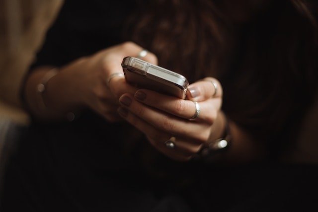 Avocată din Botoșani, acuzată că introducea telefoane în penitenciar pentru un deținut care aplica metoda „accidentul” O avocată din Botoșani este cercetată penal de procurorii Parchetului de pe lângă Curtea de Apel Suceava, fiind acuzată că introducea telefoane mobile în Penitenciarul Botoșani