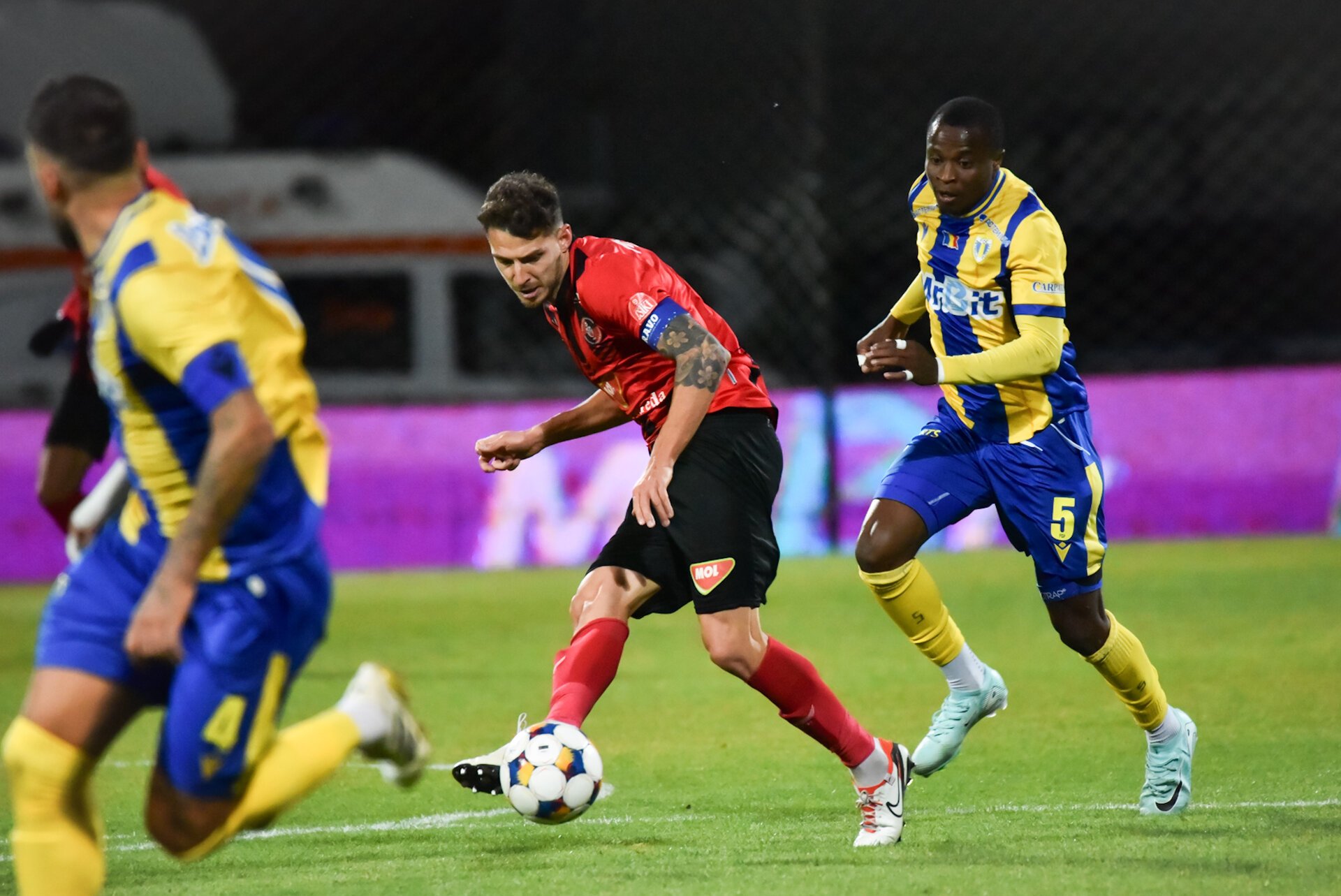 Se apropie finalul sezonului regulat din SuperLiga, iar ultimele runde devin decisive atât pentru pozițiile în clasament, cât și pentru soarta echipelor în lupta pentru calificare în play-off