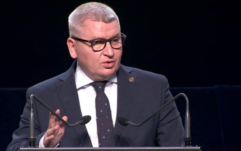 Sorin Grindeanu, obligat să cedeze în fața liberalilor în privința bugetului Deputatul liberal Florin Roman a lansat acuzații dure la adresa liderului PSD, Sorin Grindeanu, susținând că acesta a fost cel care a cedat în negocierile privind bugetul