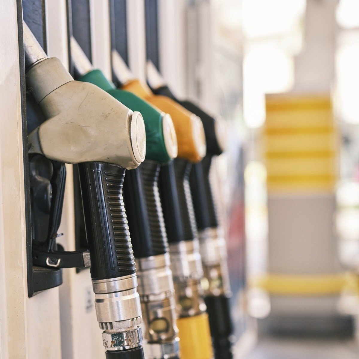 Guvernul ia în calcul măsuri pentru a limita prețul carburanților sub 10 lei/litru Guvernul analizează cinci scenarii pentru a gestiona impactul potențial al creșterii prețurilor la țiței și motorină, vizând menținerea prețului carburanților sub pragul de 10 lei pe litru