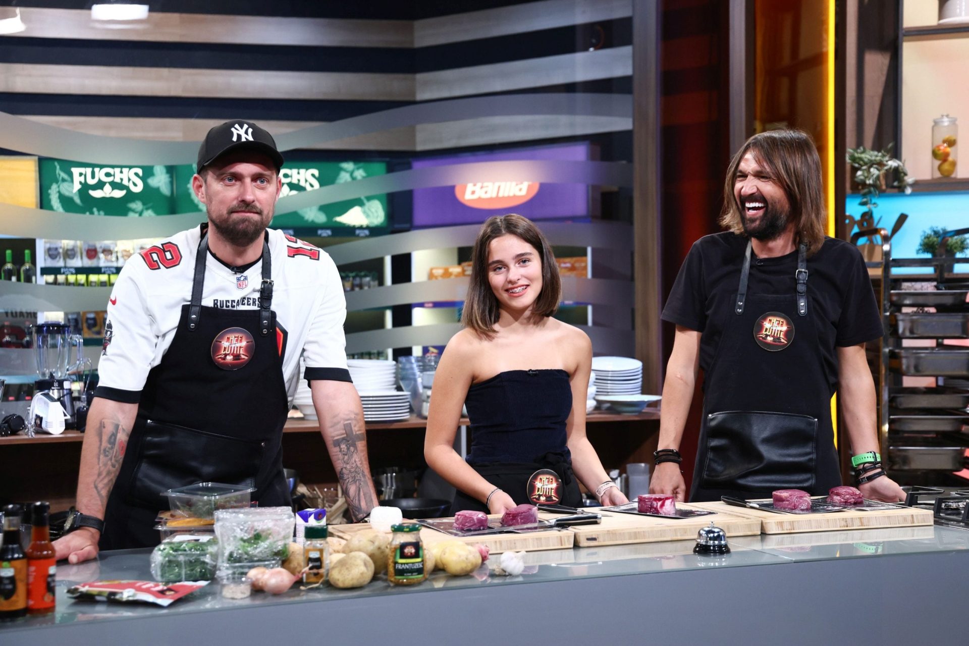 Bătălia pentru penultima amuletă din sezonul „Chefi la cuțite” se dă diseară Chefii vor înfrunta o nouă provocare culinară în această seară, în cadrul emisiunii „Chefi la cuțite”