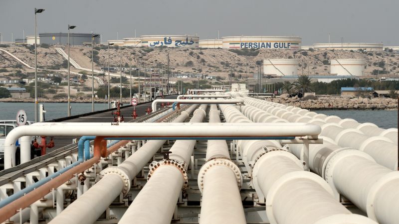 Iran: Insula Kharg, ținta loviturilor americane care pun presiune pe exporturile de petrol În ultimele săptămâni, tensiunile din Orientul Mijlociu au atins cote alarmante, iar loviturile recente ale Statelor Unite asupra insulei Kharg din Iran au sporit îngrijorările legate de o posibilă escaladare a conflictului