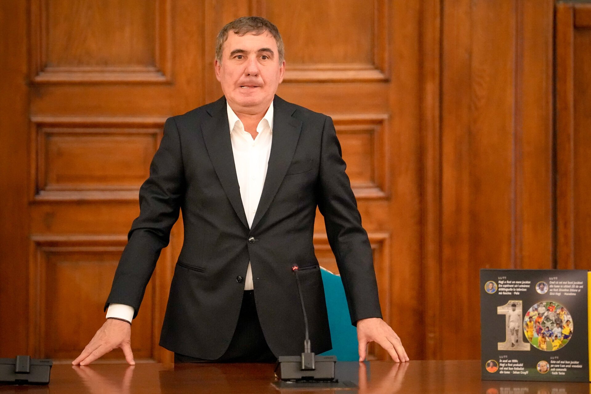 Hagi negociază dur cu FRF: „Regele” vrea control total asupra echipei naționale Gică Hagi, „Regele” fotbalului românesc, se află în negocieri intense cu Federația Română de Fotbal (FRF) pentru a prelua postul de selecționer al echipei naționale, imediat după despărțirea de actualul antrenor, Mircea Lucescu