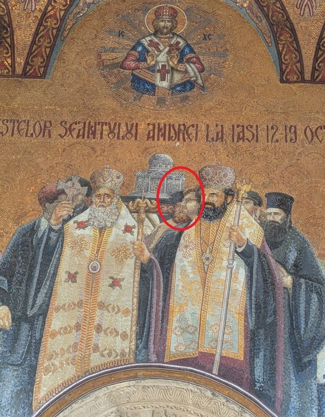 Un cetățean de onoare al Iașiului, condamnat pentru fraudă, apare pe un mozaic din curtea Mitropoliei Dimitrios Fourlemadis, cetățean de onoare al municipiului Iași și condamnat în Grecia pentru delapidarea fondurilor destinate săracilor, este reprezentat într-un mozaic din curtea Ansamblului Mitropolitan din Iași