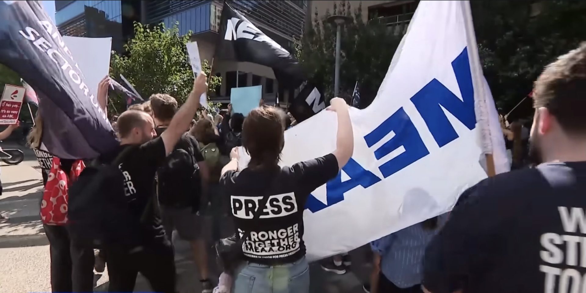 Jurnaliștii de la radioteleviziunea publică australiană intră în grevă, cerând garanții privind inteligența artificială și salarii mai bune Sute de jurnaliști de la Australian Broadcasting Corporation (ABC), care include radio, televiziune și un site de știri, au intrat în grevă miercuri, protestând împotriva măsurilor care ar putea conduce la înlocuirea locurilor lor de muncă cu inteligență artificială (AI) și solicitând condiții salariale mai bune