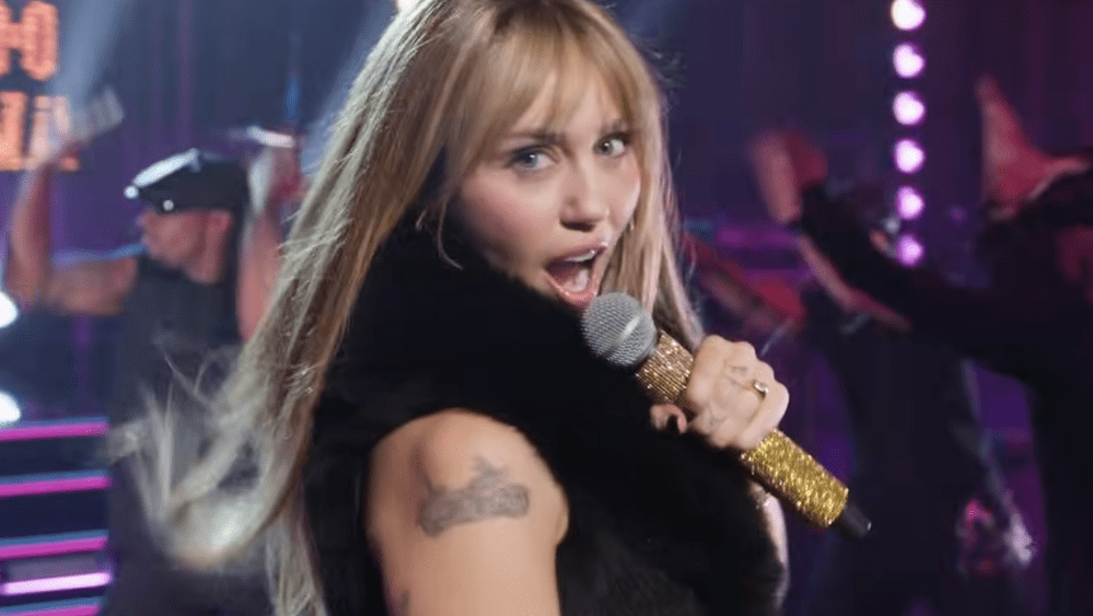 Hannah Montana revine pe Disney+: Miley Cyrus celebrează 20 de ani de la debutul serialului Pregătiți-vă perucile blonde și accesoriile sclipitoare! „Hannah Montana 20th Anniversary Special” va fi lansat pe platforma Disney+ pe 24 martie