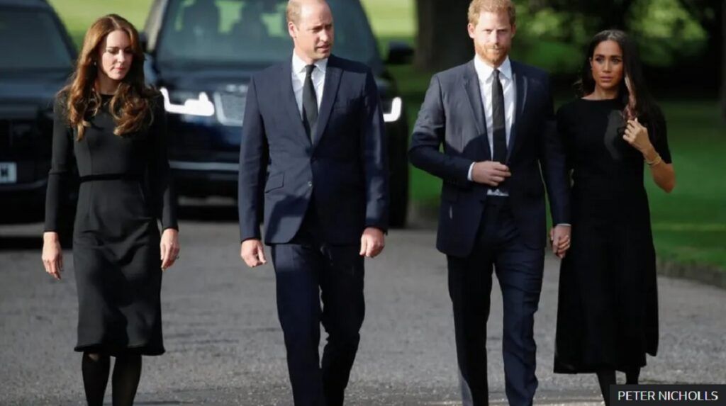 Momentul-cheie din relația prințului Harry cu familia regală: un fost majordom oferă detalii Relațiile dintre prințul Harry și familia regală britanică au fost tensionate cu mult înainte ca ducele și ducesa de Sussex să anunțe retragerea lor din rolurile regale, în 2020