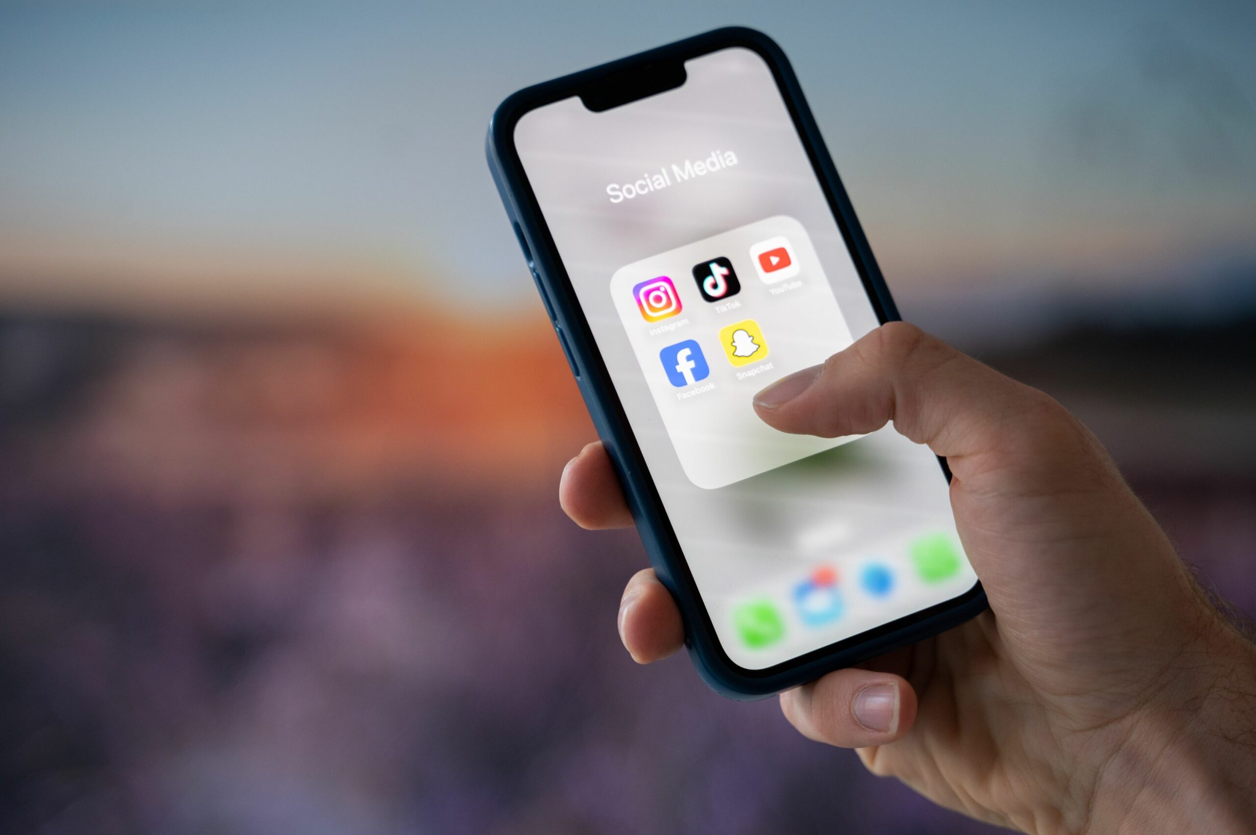 Indonezia se alătură Australiei în restricționarea accesului adolescenților la rețelele sociale Indonezia va interzice utilizarea rețelelor sociale de către copiii sub 16 ani, urmând exemplul Australiei