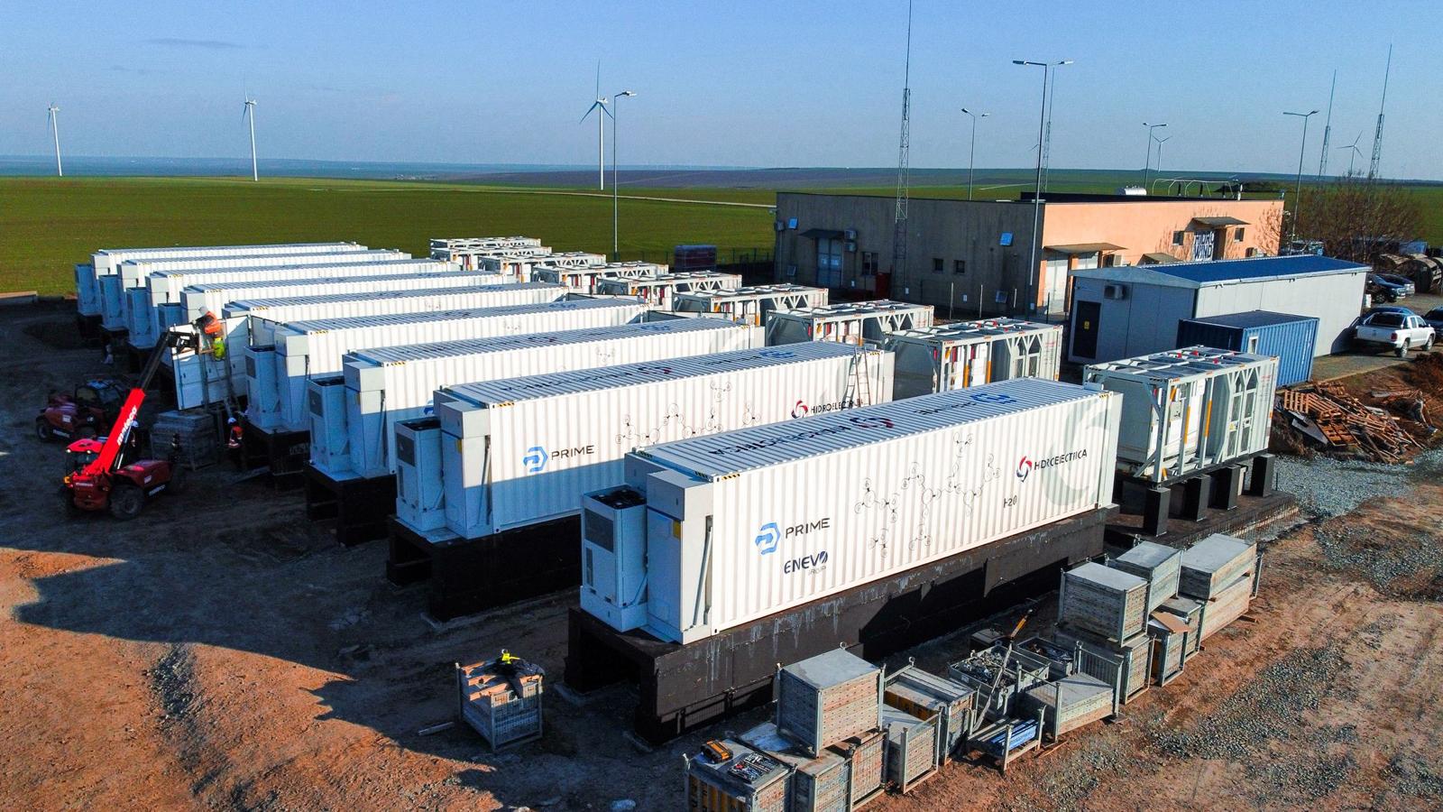 România primește 150 de milioane de euro pentru investiții în stocarea energiei electrice Comisia Europeană a aprobat o schemă de ajutor de stat prin care România va putea oferi finanțare pentru instalarea de noi capacități de stocare a energiei electrice