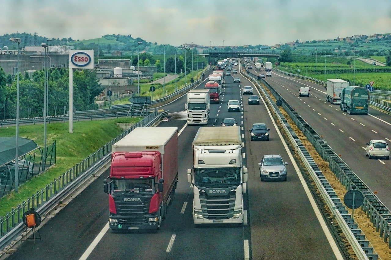 Guvernul prelungește subvențiile pentru transportatori până în 2026 Ministerul Finanțelor a anunțat un proiect de act normativ care vizează extinderea sprijinului financiar pentru transportatorii rutieri de mărfuri și persoane