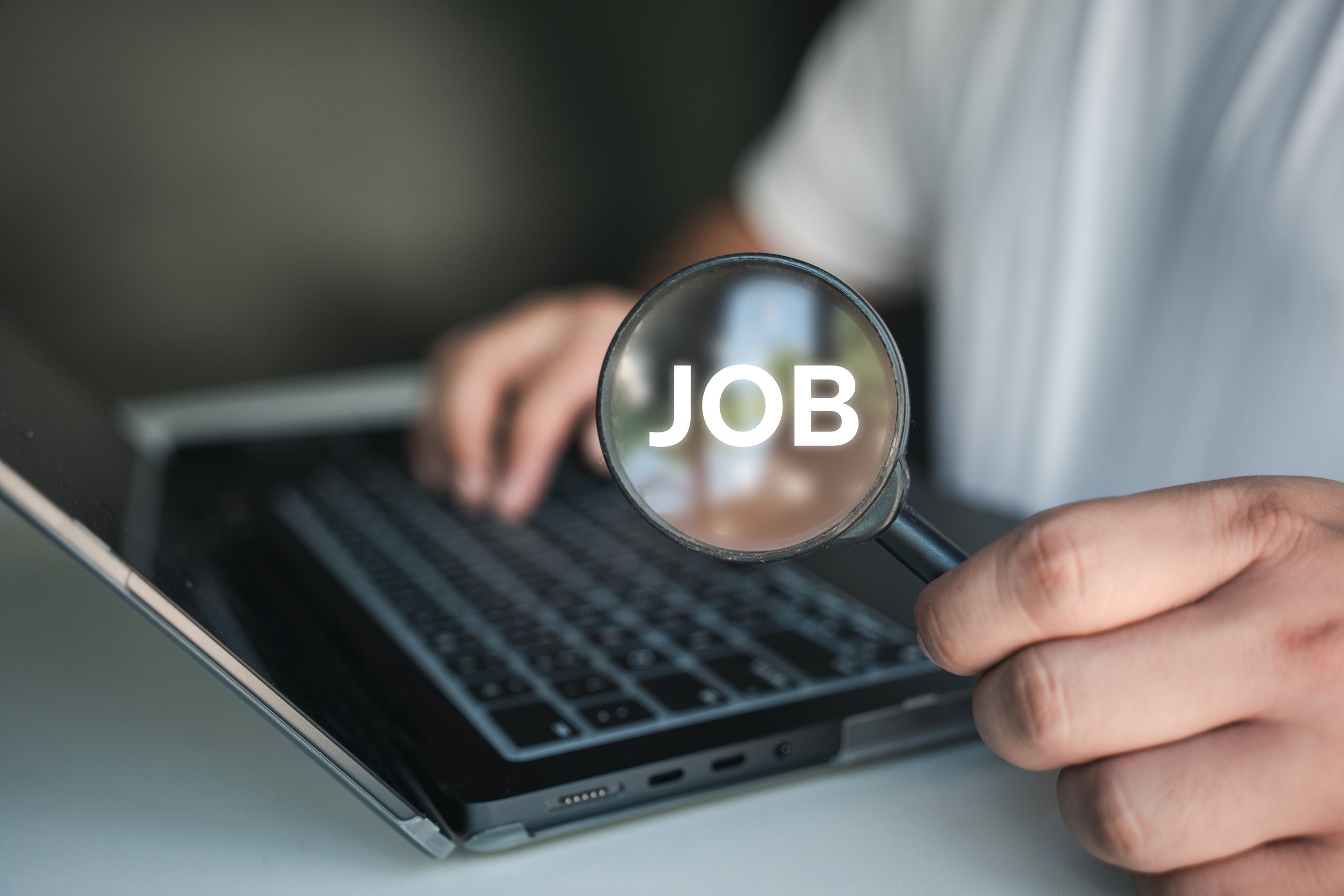 Mai mult de 32.000 de locuri de muncă disponibile imediat. Cine se angajează?