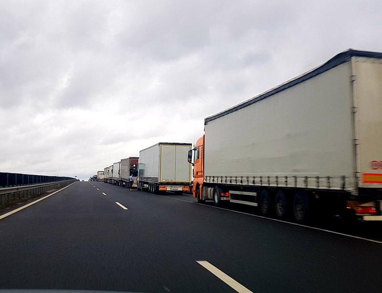 Transportatorii cer reducerea accizelor la carburanți pentru a evita o criză economică Confederația Operatorilor și Transportatorilor Autorizați din România (COTAR) solicită Guvernului reducerea la jumătate a accizelor pentru motorină și benzină, în contextul creșterii prețurilor la carburanți și a tensiunilor pe piața internațională