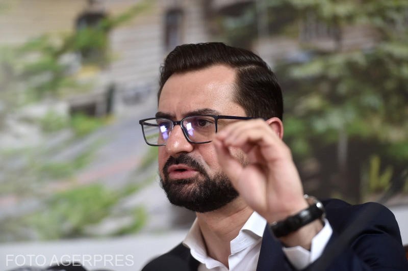 Adrian Chesnoiu, fost ministru al Agriculturii, condamnat la închisoare cu executare Fostul ministru al Agriculturii, Adrian Chesnoiu, a fost condamnat miercuri de Înalta Curte de Casație și Justiție la patru ani de închisoare cu executare