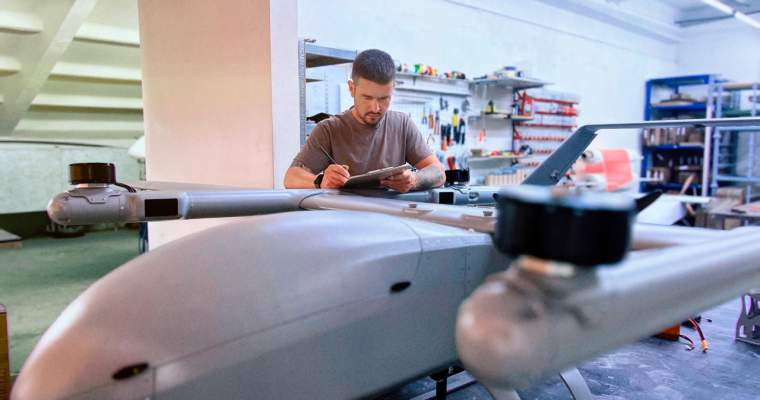 O companie românească dezvoltă un sistem anti-dronă testat pe frontul din Ucraina Compania românească Qognifly a dezvoltat un sistem anti-dronă numit Drone Wall, care a fost testat și validat pe câmpul de luptă din Ucraina