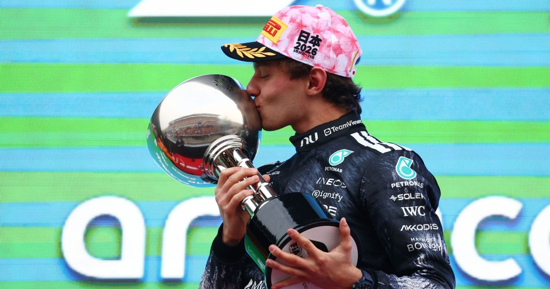 Kimi Antonelli uimește Formula 1: Italianul rescrie istoria la Suzuka Suzuka, Japonia – Kimi Antonelli, tânărul pilot italian al echipei Mercedes, a șocat din nou lumea Formulei 1, obținând o victorie memorabilă în Marele Premiu al Japoniei