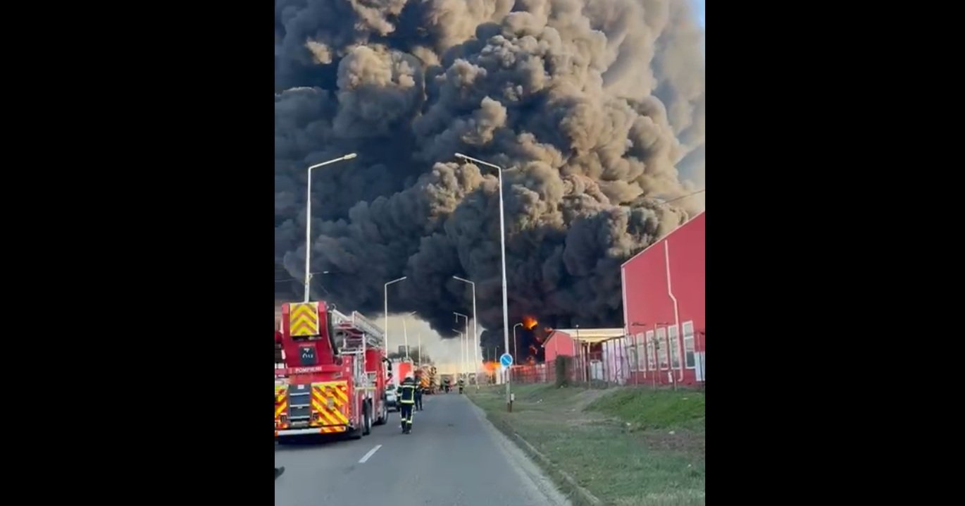 Incendiu major la o fabrică de polistiren din Arad, populația avertizată prin RO-Alert Un incendiu puternic a izbucnit miercuri dimineață la o fabrică de polistiren din municipiul Arad, generând degajări masive de fum