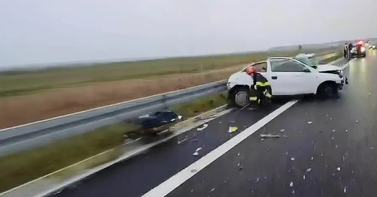 Accident grav pe drumul expres Pitești – Craiova: un autocar cu 38 de copii implicat Un accident rutier grav a avut loc luni dimineață pe Drumul Expres Pitești – Craiova (DEx12), în zona localității Albota, județul Argeș