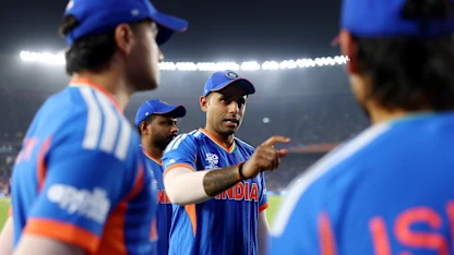 INDIA SPULBERĂ NOUA ZEELANDĂ ÎN SEMIFINALA CUVANTATĂ, SAMSON ȘI KISHAN, SPECTACOL TOTAL Ahmedabad, India – Echipa de cricket a Indiei a zdrobit Noua Zeelandă, asigurându-și un loc în finala Cupei Mondiale T20, după o prestație ofensivă de excepție
