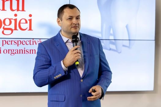 Sondaj: Un sfert din români au nevoie de implant dentar