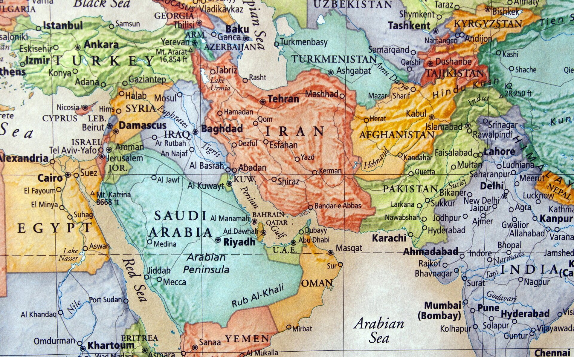 Criza din Orientul Mijlociu: Prețurile gazelor naturale se prăbușesc, iar agricultura este în pericol Conflictul militar din Orientul Mijlociu a generat tensiuni majore pe piețele globale de energie și a intensificat îngrijorările cu privire la aprovizionarea cu produse agricole esențiale