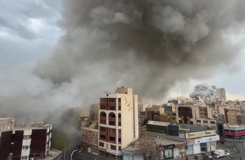 Israelul intensifică atacurile asupra Iranului, pe fondul escaladării conflictului Armata israeliană a anunțat joi o nouă serie de atacuri majore asupra Iranului, marcând o continuare a conflictului început în urmă cu șase zile