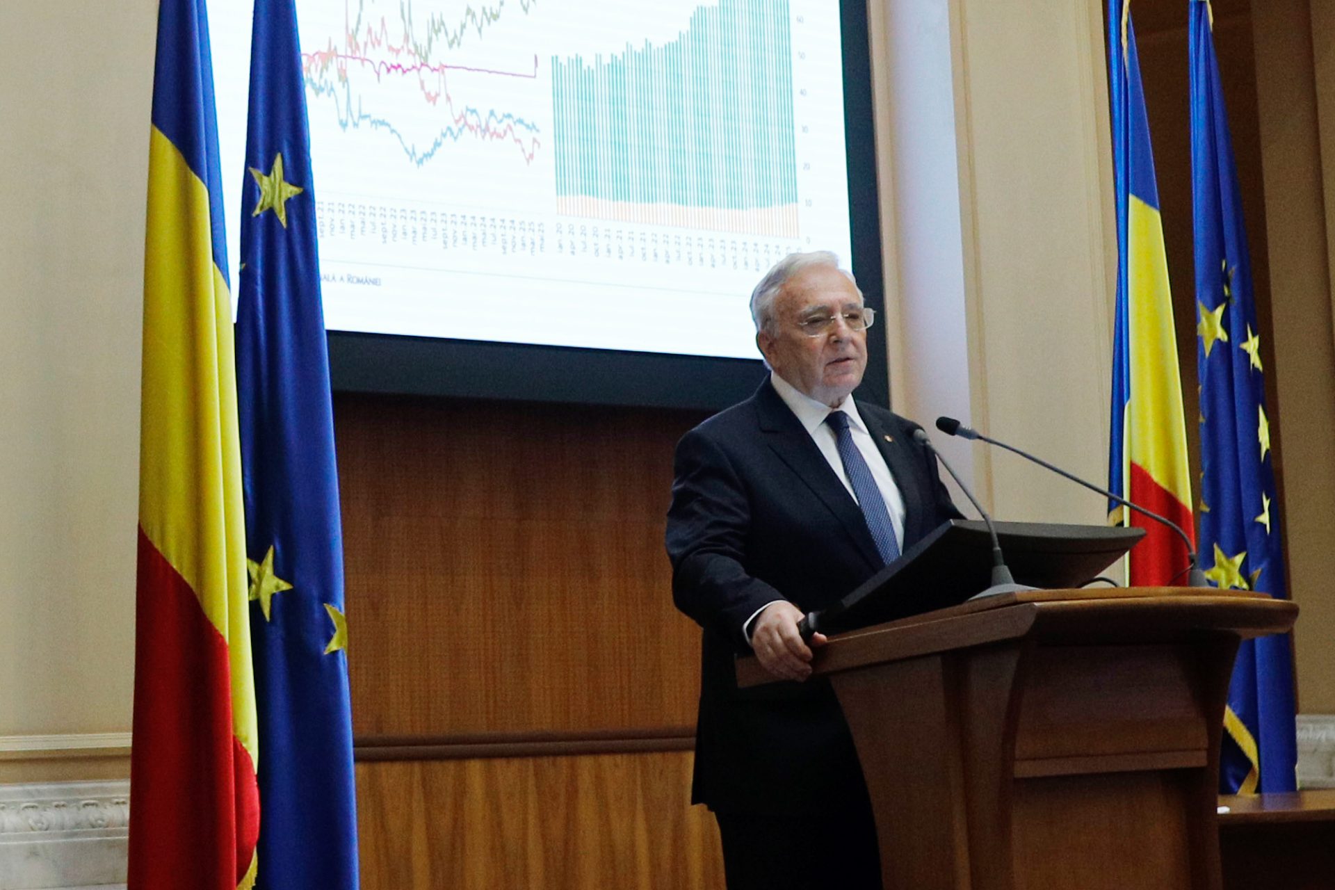 Isărescu trage un semnal de alarmă: Deficitul bugetar, o amenințare la adresa credibilității României București – Guvernatorul Băncii Naționale a României (BNR), Mugur Isărescu, a avertizat joi cu privire la importanța crucială a corectării deficitului bugetar