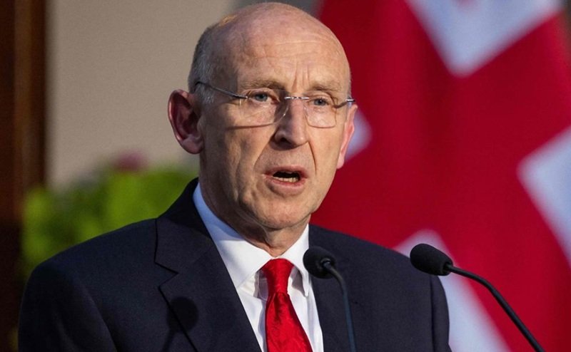 Variante posibile (55-70 caractere):

Iran: Atacuri nediscriminatorii amplifică tensiunile regionale. (57 caractere)
Escaladarea Iranului: Atacurile fără țintă cresc riscul conflictului. (63 caracttere)
Iranul intensifică atacurile, sporind instabilitatea regională. (60 caractere)
Atacuri iraniene: Escaladare nediscriminatorie cu potențial major. (64 caractere)