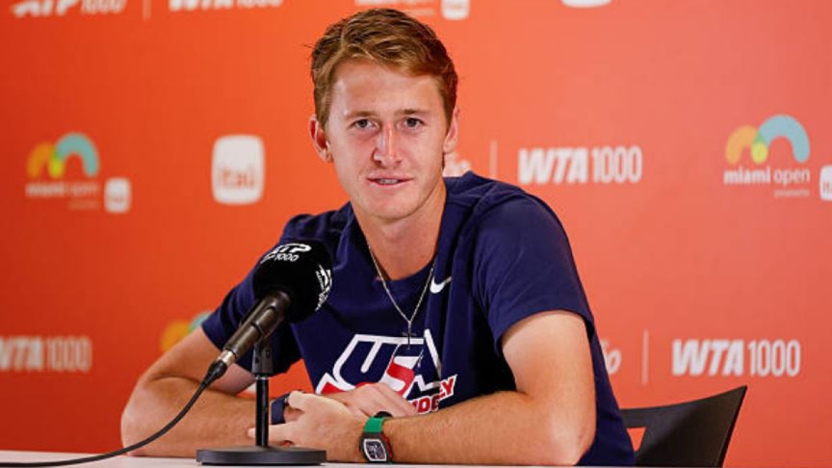 Korda produce o surpriză majoră la Miami Open, învingându-l pe Alcaraz Sebastian Korda a reușit o performanță de excepție la Miami Open, eliminându-l pe favoritul numărul unu, Carlos Alcaraz