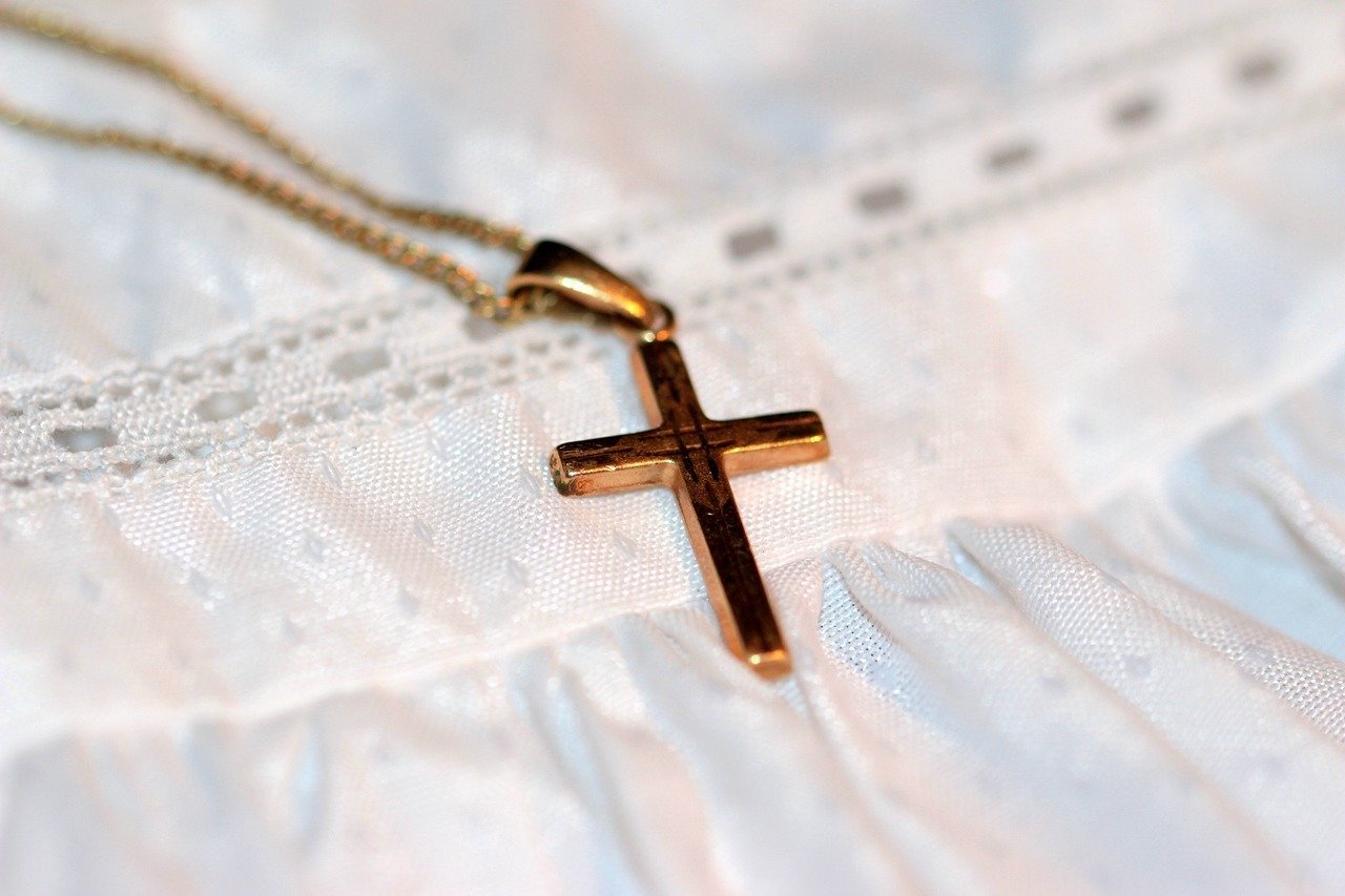 Bijuteriile religioase, din nou la modă: Ce se poartă acum