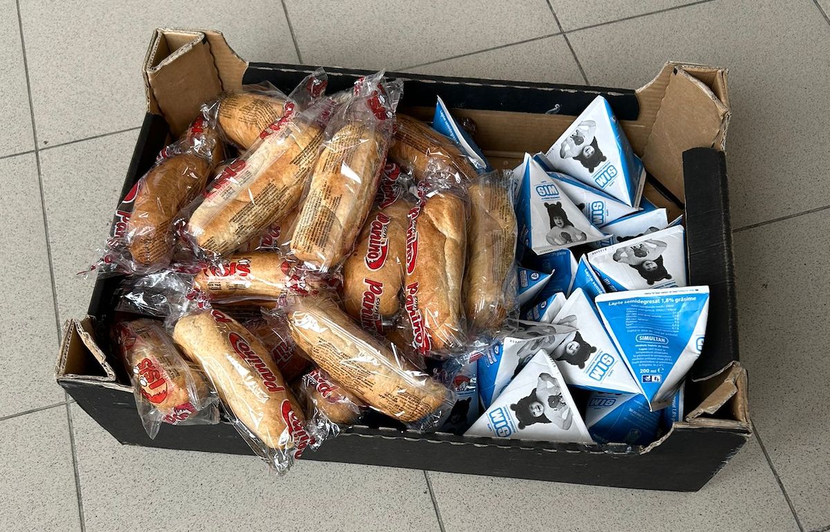 Sibieni reclamă calitatea slabă și risipa de la „Laptele și cornul”
