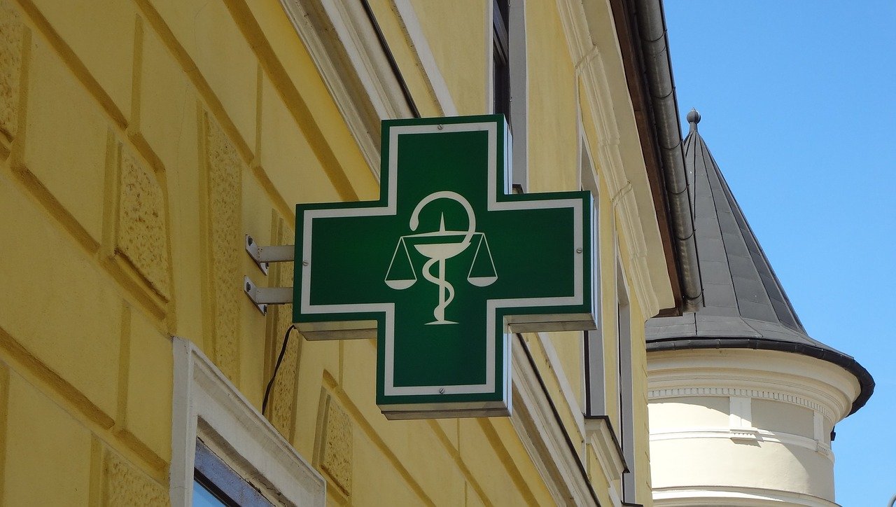 Farmacist-șef acuzat de fraudă cu medicamente de peste 11 milioane de lei Un farmacist-șef de la Centrul Medical de Diagnostic, tratament ambulatoriu și medicină preventivă (CMDTAMP) din București este anchetat de procurori pentru o presupusă fraudă cu medicamente, care ar fi cauzat o pagubă de peste 11 milioane de lei (aproximativ 2,2 milioane de euro)
