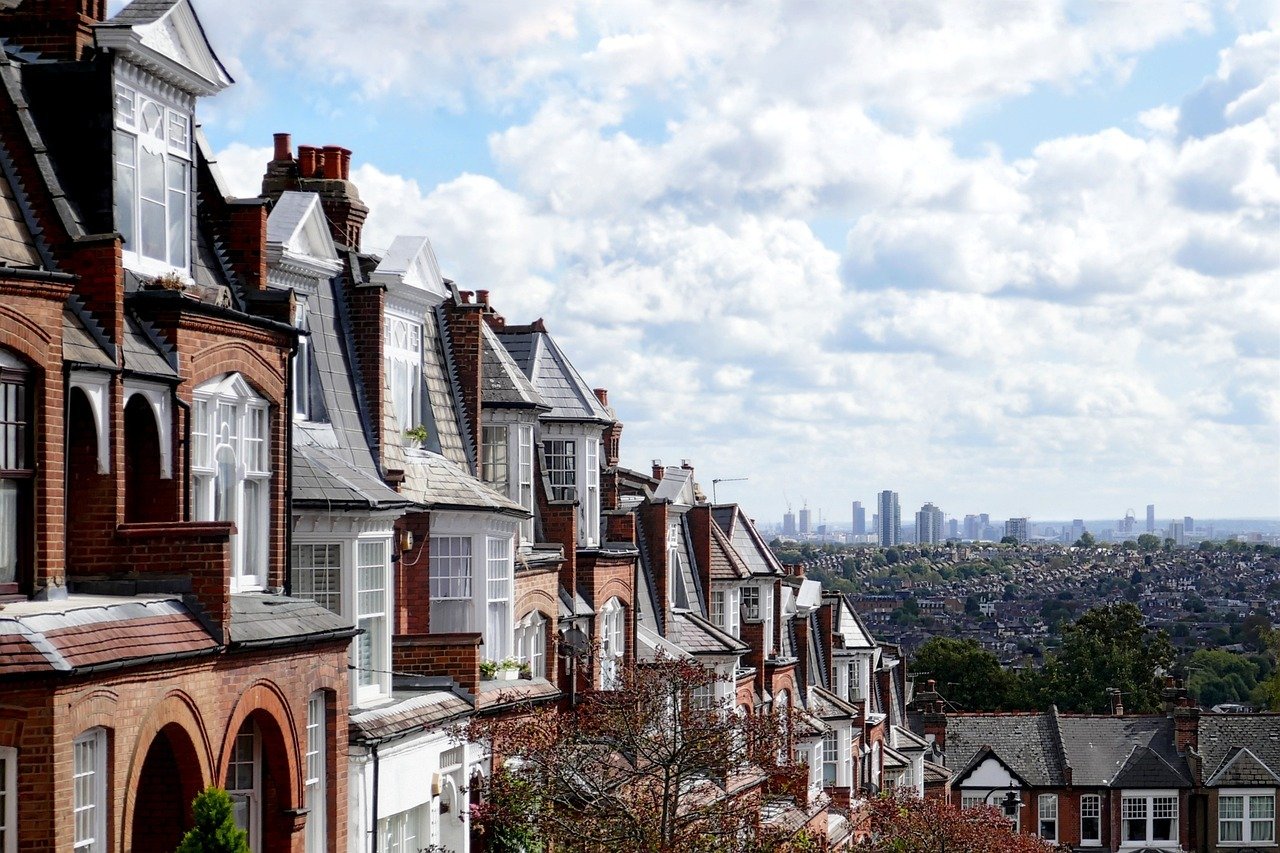 Fiul liderului suprem iranian, proprietar de milioane de euro în Londra, suspectat de spionaj Mojtaba Khamenei, fiul liderului suprem al Iranului, controlează un impresionant portofoliu imobiliar în Londra, evaluat la aproape 250 de milioane de euro, potrivit informațiilor publicate de presa internațională