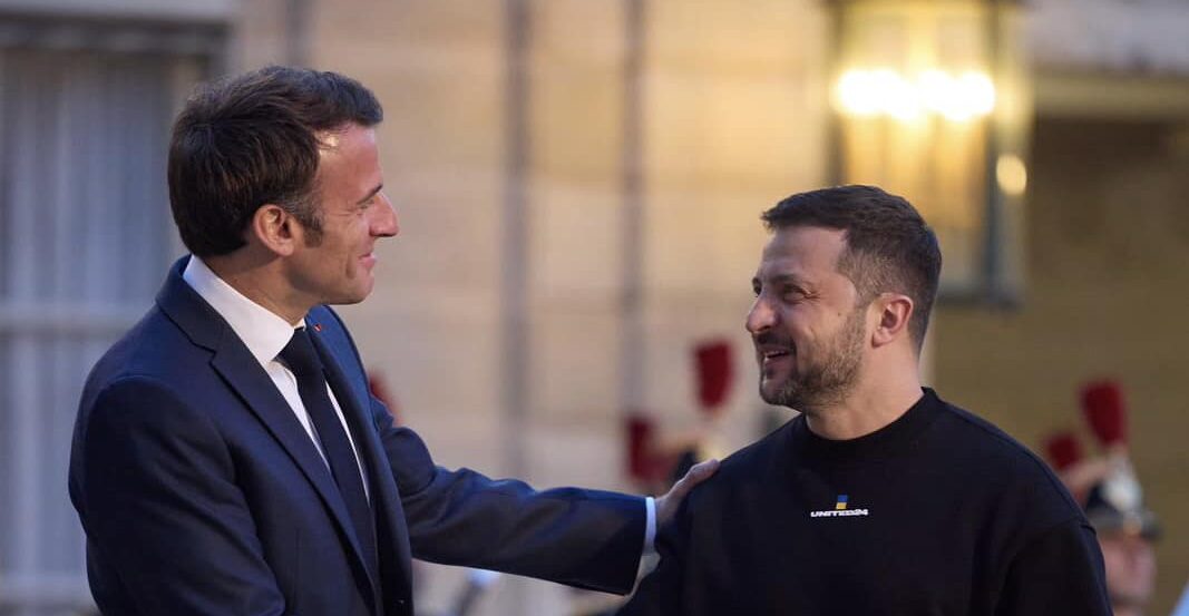 Macron și Zelenski se întâlnesc la Paris pentru a discuta despre intensificarea presiunii asupra Rusiei Președintele francez Emmanuel Macron îl va primi vineri la Paris pe omologul său ucrainean, Volodimir Zelenski, pentru discuții privind aprofundarea colaborării în contextul războiului din Ucraina